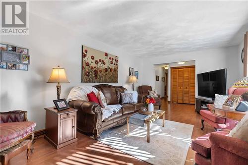 10 Mckay Street, Petawawa, ON - Indoor Photo Showing Living Room