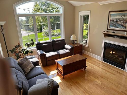 Salon - 94 Ch. Des Loriots, Sainte-Anne-Des-Lacs, QC - Indoor Photo Showing Living Room With Fireplace