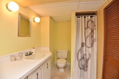 33 Fielding Crescent, Hamilton, ON - Indoor Photo Showing Bathroom