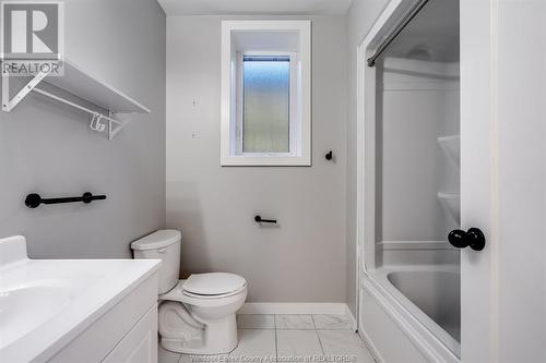 280 Glass Avenue Unit# 2, Kingsville, ON - Indoor Photo Showing Bathroom