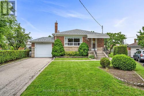 5 Picton Crescent, Toronto (Downsview-Roding-Cfb), ON - Outdoor With Facade