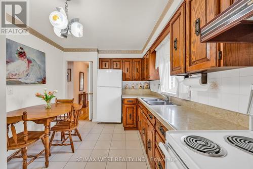 5 Picton Crescent, Toronto (Downsview-Roding-Cfb), ON - Indoor Photo Showing Kitchen With Double Sink