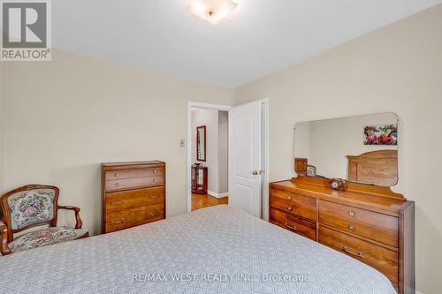 5 Picton Crescent, Toronto (Downsview-Roding-Cfb), ON - Indoor Photo Showing Bedroom