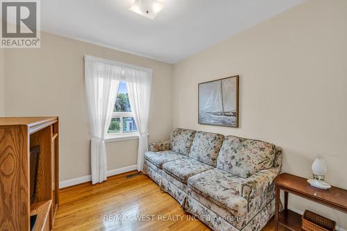 5 Picton Crescent, Toronto (Downsview-Roding-Cfb), ON - Indoor Photo Showing Living Room