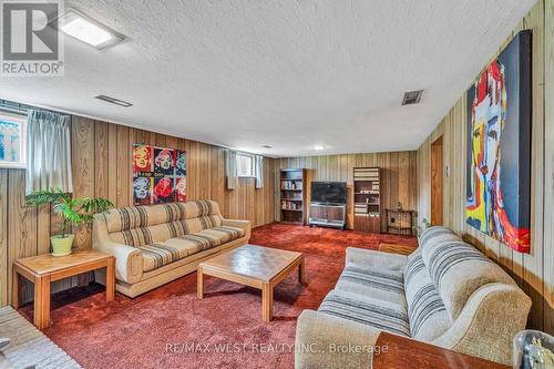 5 Picton Crescent, Toronto (Downsview-Roding-Cfb), ON - Indoor Photo Showing Living Room