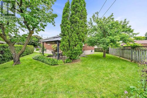 5 Picton Crescent, Toronto (Downsview-Roding-Cfb), ON - Outdoor With Backyard