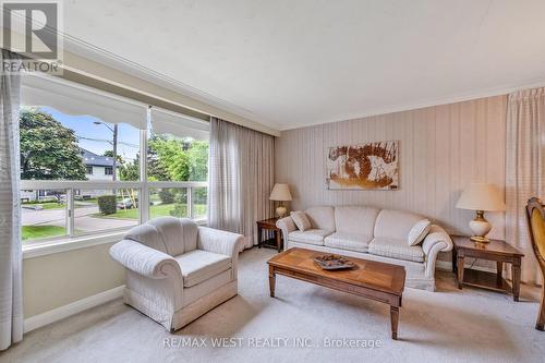 5 Picton Crescent, Toronto, ON - Indoor Photo Showing Living Room