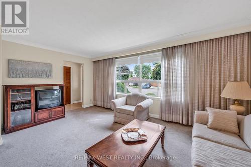 5 Picton Crescent, Toronto (Downsview-Roding-Cfb), ON - Indoor Photo Showing Living Room