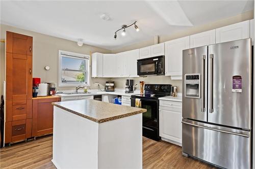 6125 Prospect Street, Niagara Falls, ON - Indoor Photo Showing Kitchen