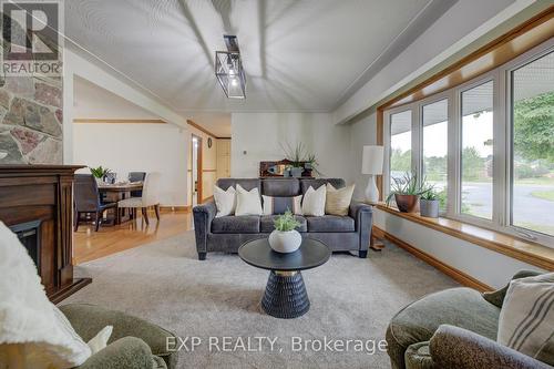 7998 Wellington Rd 7, Mapleton, ON - Indoor Photo Showing Living Room