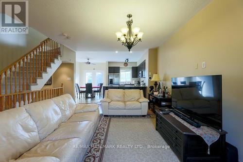 95 John Bell Crescent, Toronto (Clairlea-Birchmount), ON - Indoor Photo Showing Living Room