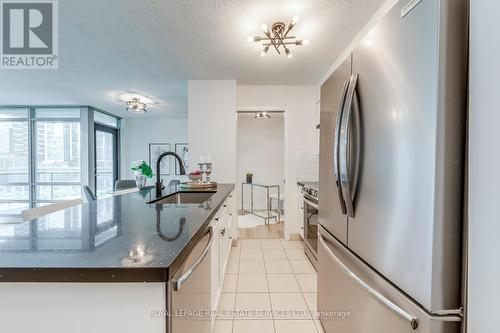 1108 - 81 Navy Wharf Court, Toronto (Waterfront Communities), ON - Indoor Photo Showing Kitchen With Upgraded Kitchen