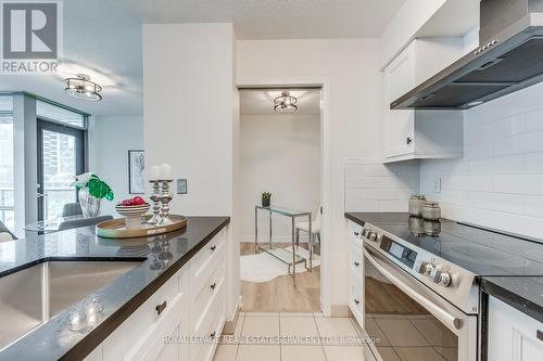 1108 - 81 Navy Wharf Court, Toronto (Waterfront Communities), ON - Indoor Photo Showing Kitchen With Upgraded Kitchen