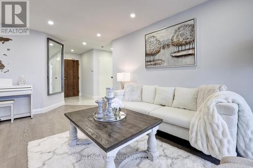 1602 - 550 Webb Drive, Mississauga, ON - Indoor Photo Showing Living Room