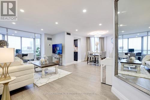 1602 - 550 Webb Drive, Mississauga, ON - Indoor Photo Showing Living Room