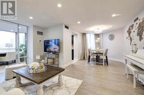 1602 - 550 Webb Drive, Mississauga, ON - Indoor Photo Showing Living Room