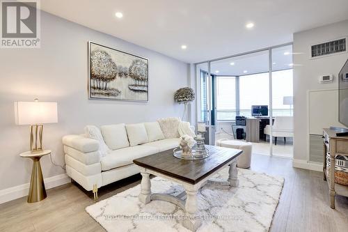 1602 - 550 Webb Drive, Mississauga, ON - Indoor Photo Showing Living Room