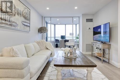 1602 - 550 Webb Drive, Mississauga, ON - Indoor Photo Showing Living Room