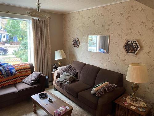 443 13Th Street, Brandon, MB - Indoor Photo Showing Living Room