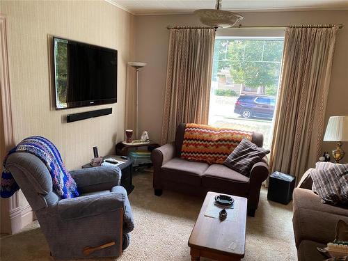 443 13Th Street, Brandon, MB - Indoor Photo Showing Living Room