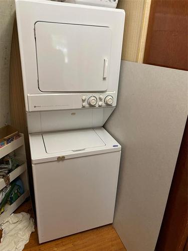 443 13Th Street, Brandon, MB - Indoor Photo Showing Laundry Room