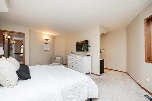 113 Shorecrest Drive, Winnipeg, MB - Indoor Photo Showing Bedroom