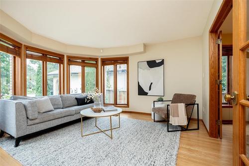 113 Shorecrest Drive, Winnipeg, MB - Indoor Photo Showing Living Room