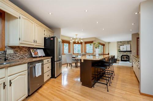 113 Shorecrest Drive, Winnipeg, MB - Indoor Photo Showing Kitchen With Upgraded Kitchen