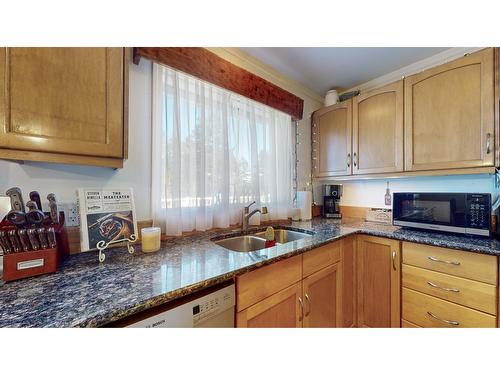 1524 12Th Avenue S, Cranbrook, BC - Indoor Photo Showing Kitchen With Double Sink