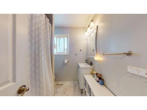 1524 12Th Avenue S, Cranbrook, BC - Indoor Photo Showing Bathroom