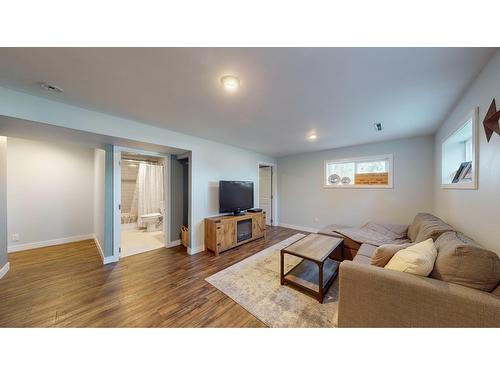 1524 12Th Avenue S, Cranbrook, BC - Indoor Photo Showing Living Room