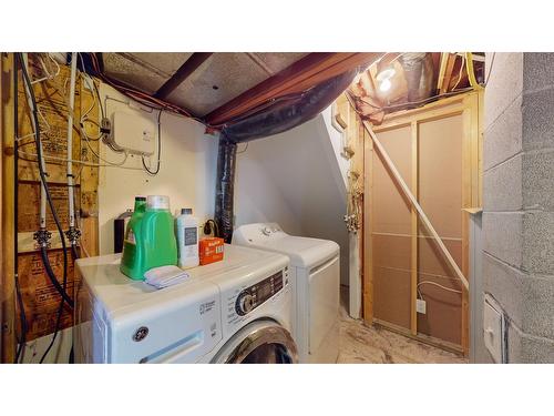 1524 12Th Avenue S, Cranbrook, BC - Indoor Photo Showing Laundry Room