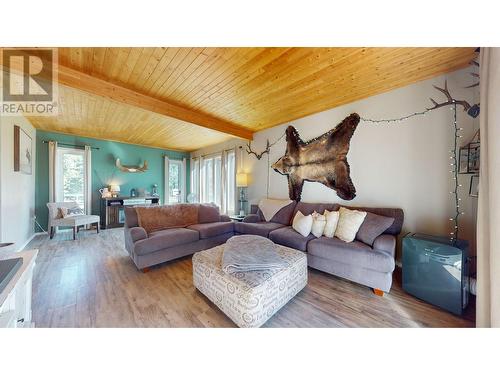 1524 12Th  S Avenue, Cranbrook, BC - Indoor Photo Showing Living Room