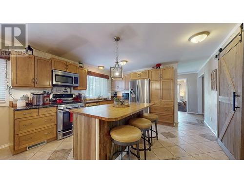 1524 12Th  S Avenue, Cranbrook, BC - Indoor Photo Showing Kitchen