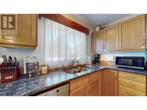 1524 12Th  S Avenue, Cranbrook, BC - Indoor Photo Showing Kitchen With Double Sink