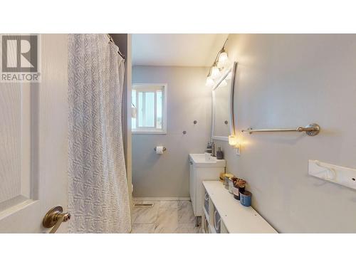 1524 12Th  S Avenue, Cranbrook, BC - Indoor Photo Showing Bathroom