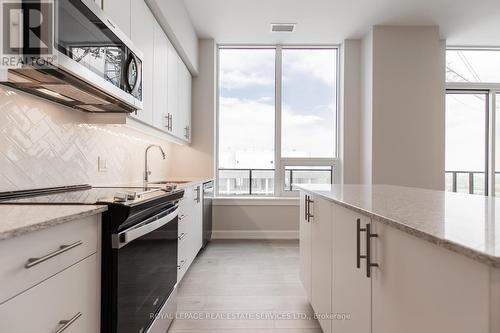 2205 - 3220 William Coltson Avenue, Oakville, ON - Indoor Photo Showing Kitchen With Upgraded Kitchen