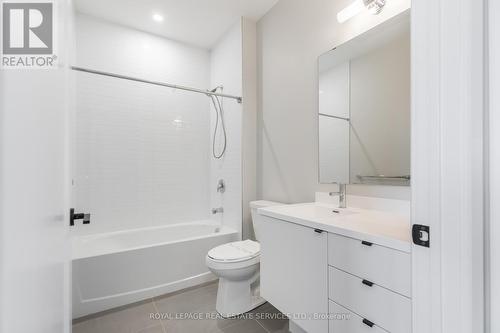 2205 - 3220 William Coltson Avenue, Oakville, ON - Indoor Photo Showing Bathroom