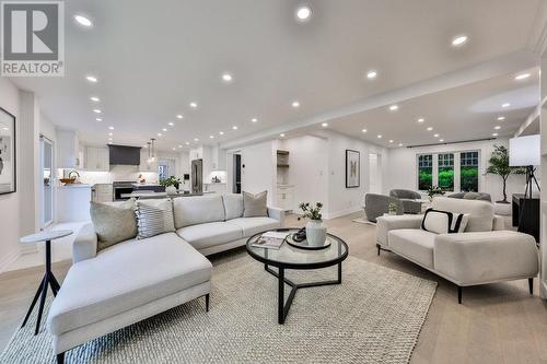 2050 Saint Andrews Place, Mississauga, ON - Indoor Photo Showing Living Room