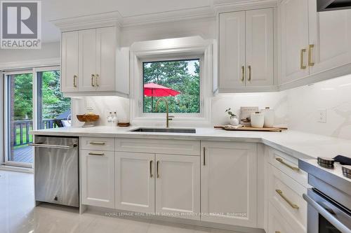 2050 Saint Andrews Place, Mississauga (Sheridan), ON - Indoor Photo Showing Kitchen With Upgraded Kitchen