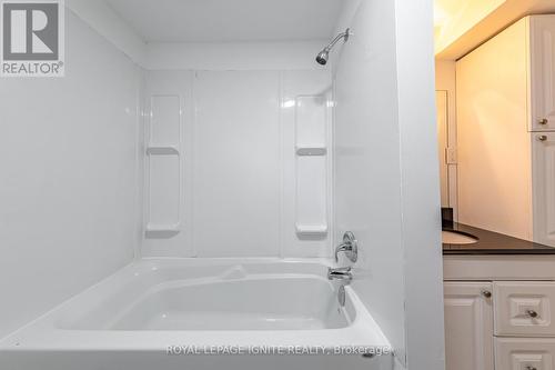 392 Gothic Drive, Oshawa, ON - Indoor Photo Showing Bathroom