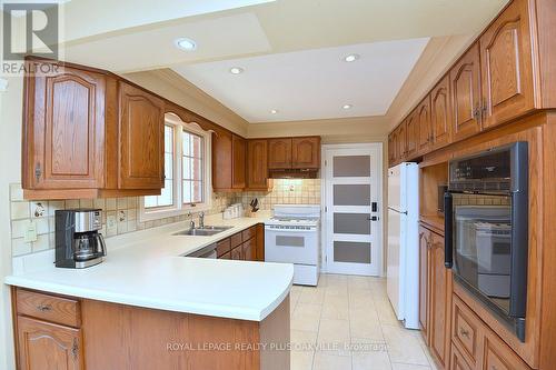 258 Shoreacres Road, Burlington (Shoreacres), ON - Indoor Photo Showing Kitchen With Double Sink