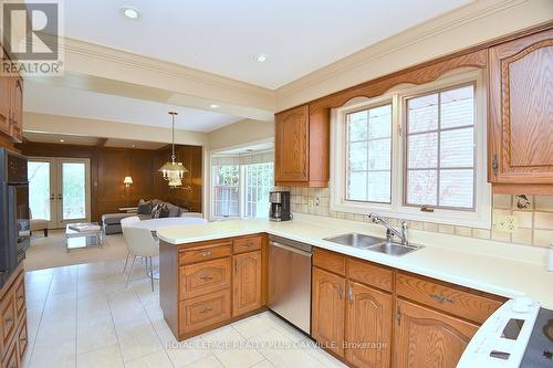 258 Shoreacres Road, Burlington (Shoreacres), ON - Indoor Photo Showing Kitchen With Double Sink