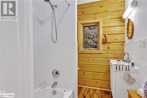 4 piece bath - 1880 Boldts Lane, Minden Hills, ON - Indoor Photo Showing Bathroom