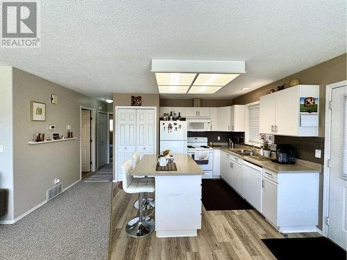 B 32 Lakeview Avenue, Williams Lake, BC - Indoor Photo Showing Kitchen With Double Sink