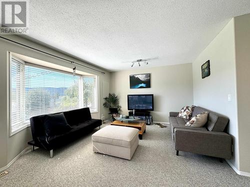 B 32 Lakeview Avenue, Williams Lake, BC - Indoor Photo Showing Living Room