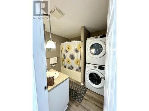 B 32 Lakeview Avenue, Williams Lake, BC - Indoor Photo Showing Laundry Room