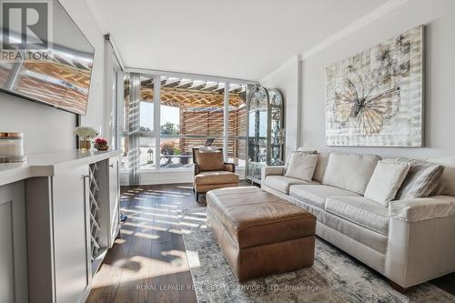 309 - 415 Locust Street, Burlington (Brant), ON - Indoor Photo Showing Living Room