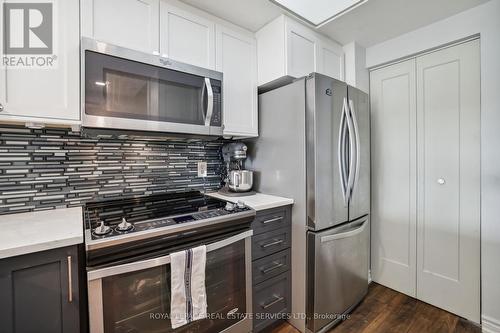 309 - 415 Locust Street, Burlington (Brant), ON - Indoor Photo Showing Kitchen With Stainless Steel Kitchen With Upgraded Kitchen