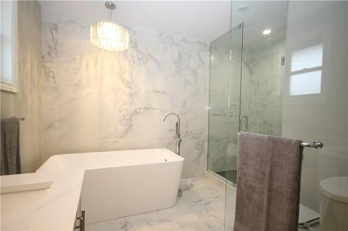 19 West Farmington Drive, St. Catharines, ON - Indoor Photo Showing Bathroom